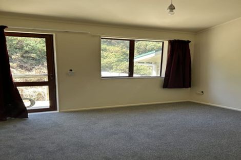 Photo of property in 5 Mitika Way, Strathmore Park, Wellington, 6022