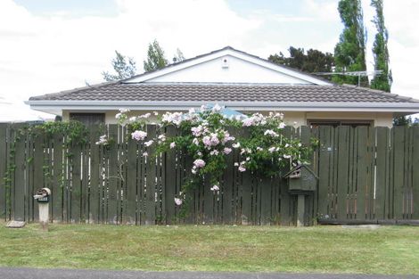 Photo of property in 2/24 Lambrown Drive, Totara Vale, Auckland, 0629