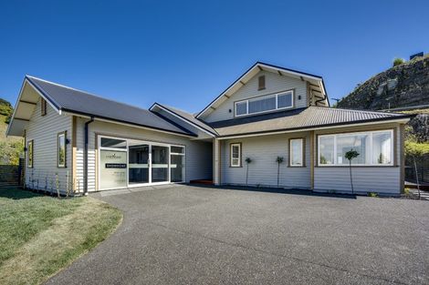Photo of property in 71 Oak Road, Poraiti, Napier, 4112