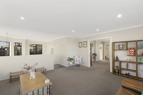 Photo of property in 5 Dress Circle, Newlands, Wellington, 6037