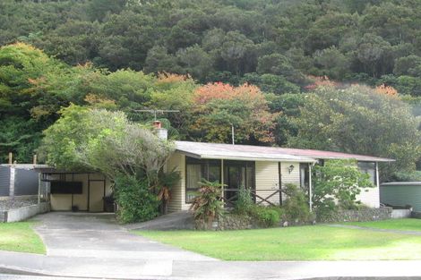 Photo of property in 106 Pinehaven Road, Pinehaven, Upper Hutt, 5019