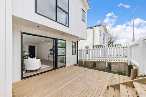 Photo of property in 17a Granville Drive, Massey, Auckland, 0614