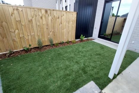 Photo of property in 8/21 Awaroa Road, Sunnyvale, Auckland, 0612