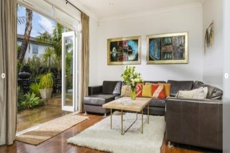 Photo of property in 2 Oscar Road, Greenhithe, Auckland, 0632