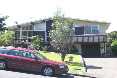 Photo of property in 40 Easton Park Parade, Glenfield, Auckland, 0629