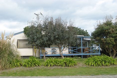 Photo of property in 2 Sand Dune Grove, Waikawa Beach, Levin, 5573