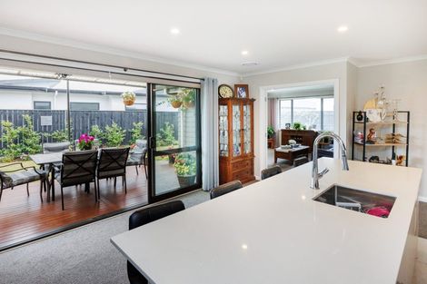 Photo of property in 71 Johnstone Drive, Fitzherbert, Palmerston North, 4410