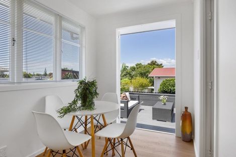 Photo of property in 32 Neil Avenue, Te Atatu Peninsula, Auckland, 0610