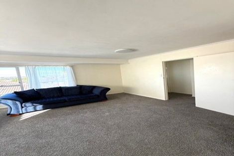 Photo of property in 261 Wairau Road, Totara Vale, Auckland, 0627