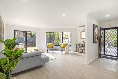 Photo of property in 2 Stitchbird Close, Murrays Bay, Auckland, 0630