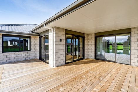 Photo of property in 31 Ninia Road, Paraite, New Plymouth, 4373