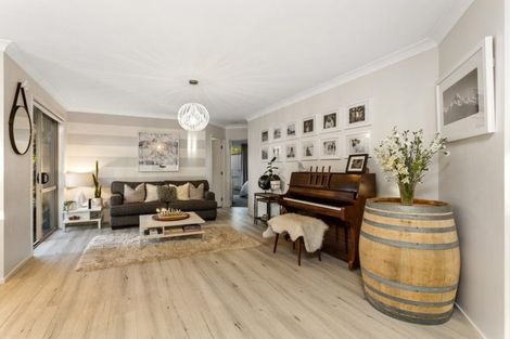 Photo of property in 14 Stonedge Lane, Rosedale, Auckland, 0632