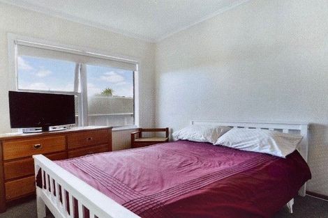 Photo of property in 2/55 Manhattan Heights, Glendene, Auckland, 0602