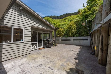 Photo of property in 16 Westwood Road, Tawa, Wellington, 5028