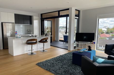 Photo of property in Frank Sargeson Apts, 303/74 Anzac Street, Takapuna, Auckland, 0622