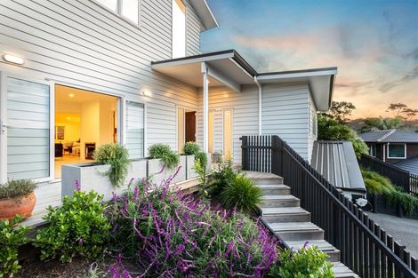 Photo of property in 32 Chamari Close, Titirangi, Auckland, 0604