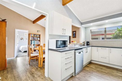 Photo of property in 77 Meadowvale Rise, Titirangi, Auckland, 0604