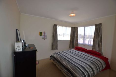 Photo of property in 3 Madigan Place, Glendene, Auckland, 0602