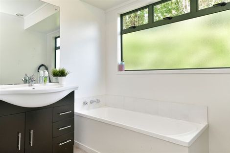 Photo of property in 33a Kia Ora Road, Beach Haven, Auckland, 0626