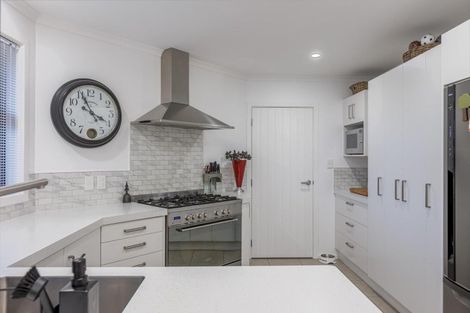Photo of property in 18 Medallion Court, Kelvin Grove, Palmerston North, 4414