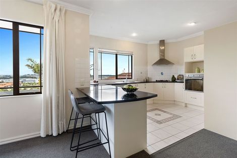 Photo of property in 33 Cricklade Terrace, Windsor Park, Auckland, 0632