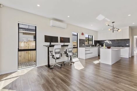 Photo of property in 32a Tupaki Place, Pakuranga Heights, Auckland, 2010