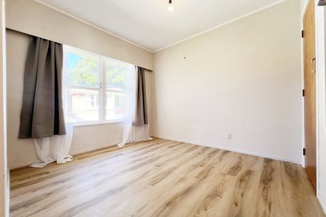 Photo of property in 2/53 Ayton Drive, Totara Vale, Auckland, 0629