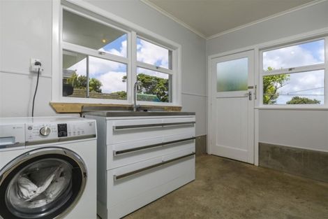 Photo of property in 1066 Scenic Drive North, Swanson, Auckland, 0816