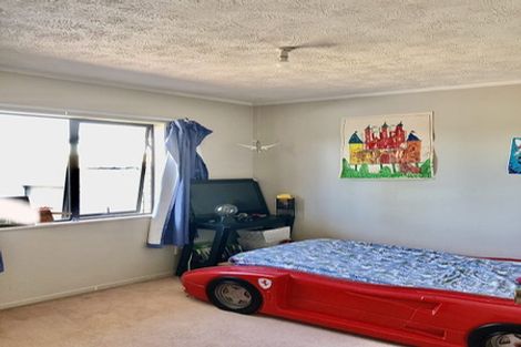 Photo of property in 2/19 Sandgate Avenue, Botany Downs, Auckland, 2010