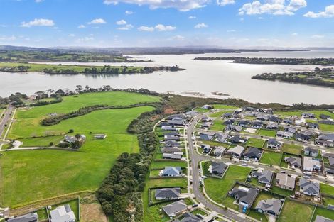 Photo of property in 19 Tahuna Minhinnick Drive, Glenbrook, Waiuku, 2681
