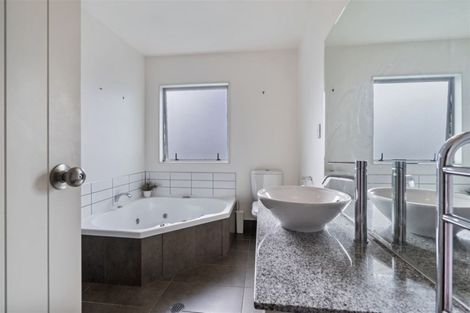 Photo of property in 19a Peter Terrace, Castor Bay, Auckland, 0620