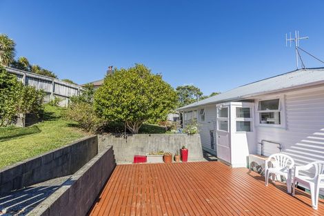 Photo of property in 93 Taylor Terrace, Tawa, Wellington, 5028