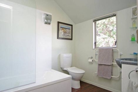 Photo of property in 2/131 Queens Drive, Lyall Bay, Wellington, 6022