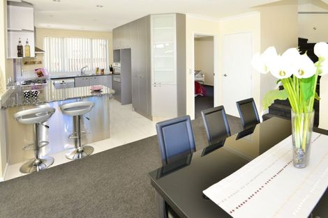 Photo of property in 10 Lupetti Rise, West Harbour, Auckland, 0618