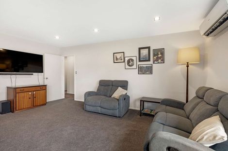 Photo of property in 17 Woburn Place, Takaro, Palmerston North, 4412