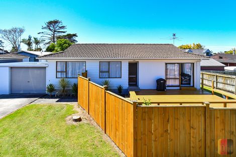 Photo of property in 1/147 Carnoustie Drive, Wattle Downs, Auckland, 2103