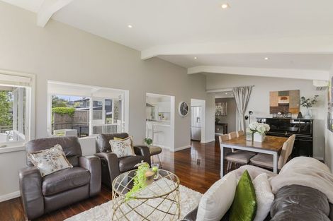 Photo of property in 104 Mellons Bay Road, Mellons Bay, Auckland, 2014