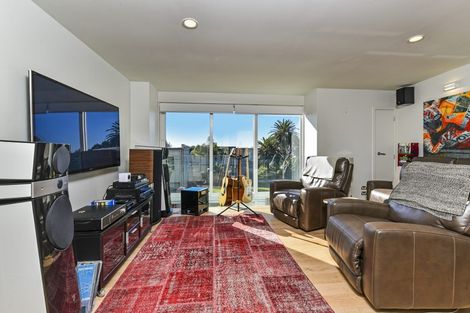 Photo of property in 8b Hauraki Road, Hauraki, Auckland, 0622