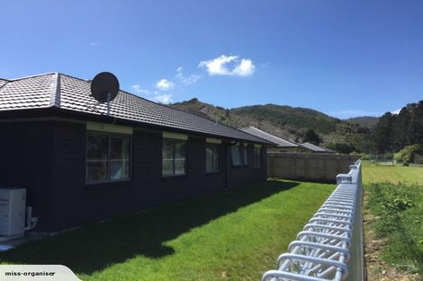 Photo of property in 2 Cory Jane Grove, Riverstone Terraces, Upper Hutt, 5018