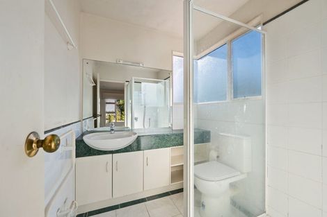 Photo of property in 2/13 Stoneleigh Court, Sunnynook, Auckland, 0632