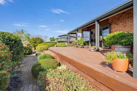 Photo of property in 71 Ruapehu Drive, Fitzherbert, Palmerston North, 4410