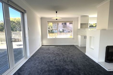 Photo of property in 15 Glenroy Place, Green Bay, Auckland, 0604