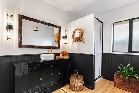 Photo of property in 100 Gardiners Road, Harewood, Christchurch, 8051