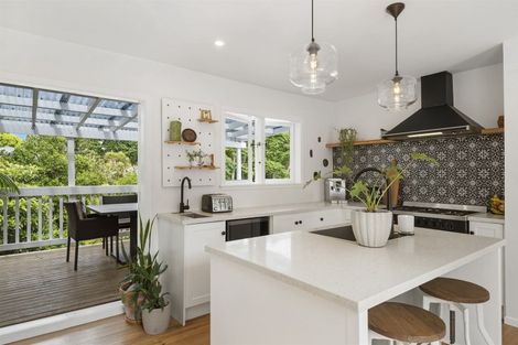 Photo of property in 52 Tiri Tiri Road, Birkdale, Auckland, 0626