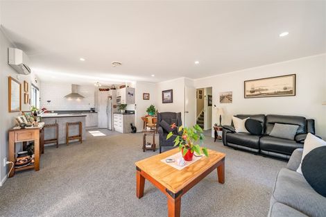 Photo of property in 25a Pinehaven Road, Pinehaven, Upper Hutt, 5019