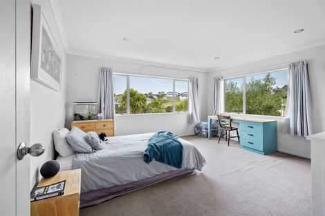 Photo of property in 31 Harrowglen Drive, Northcross, Auckland, 0632