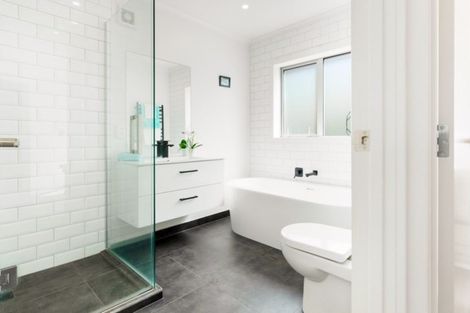 Photo of property in 2/19 Limmer Place, Browns Bay, Auckland, 0632