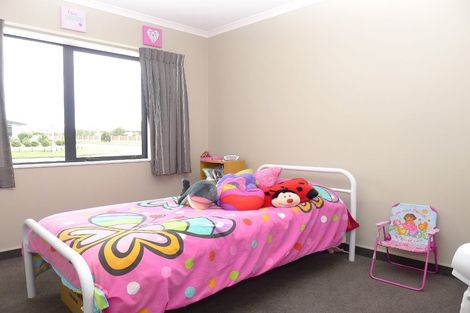 Photo of property in 100 Guildford Drive, Paraparaumu Beach, Paraparaumu, 5032