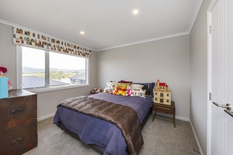 Photo of property in 124 Johnstone Drive, Fitzherbert, Palmerston North, 4410
