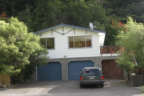 Photo of property in 102 Pinehaven Road, Pinehaven, Upper Hutt, 5019